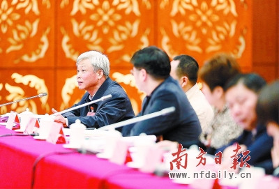 昨日,各代表团继续审议人大工作报告和两院工作报告。张由琼 王辉 摄 昨日,各代表团继续审议人大工作报告和两院工作报告。张由琼 王辉 摄