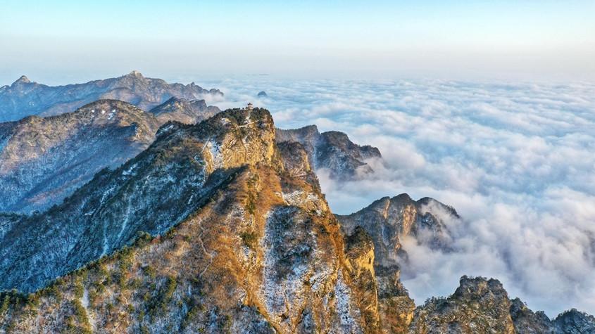 河南南阳：雪山云海入画来