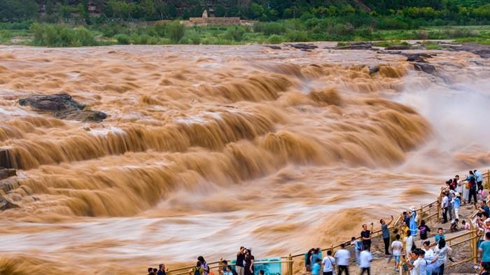 陕西延安：壶口瀑布出现水岸齐平景观