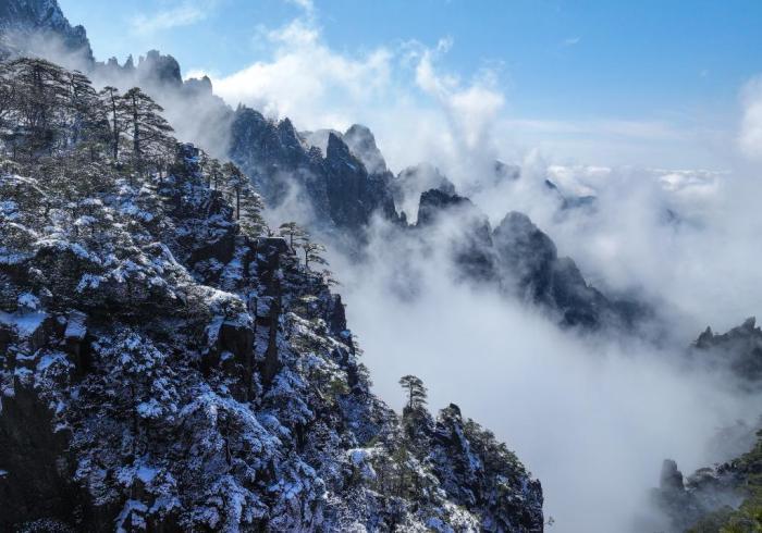 春雪落黄山