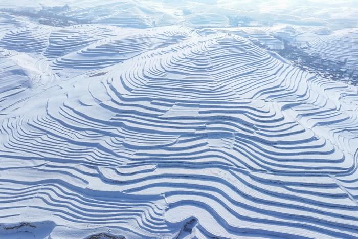 青海化隆迎春雪 山峦梯田披银装