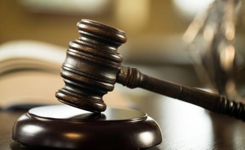 待换防盗门堵门口 业主回家被砸谁担责