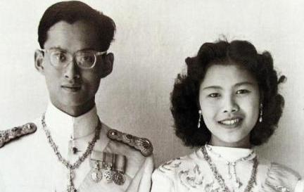 泰国王太后诗丽吉去世享年93岁 曾梦想成为钢琴家