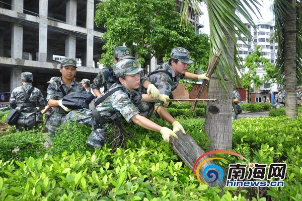 海南省军区新兵奔赴海口街头积极参与灾后重建