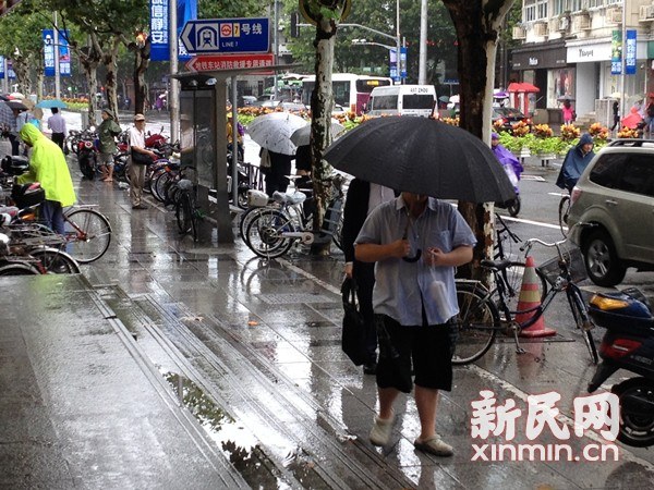 “凤凰”登陆上海降级热带风暴风雨逐步减弱