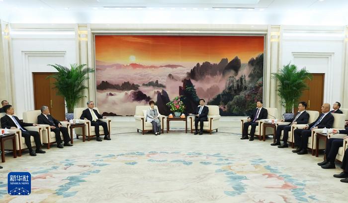 王沪宁会见参加抗战胜利80周年纪念活动的台湾各界人士代表
