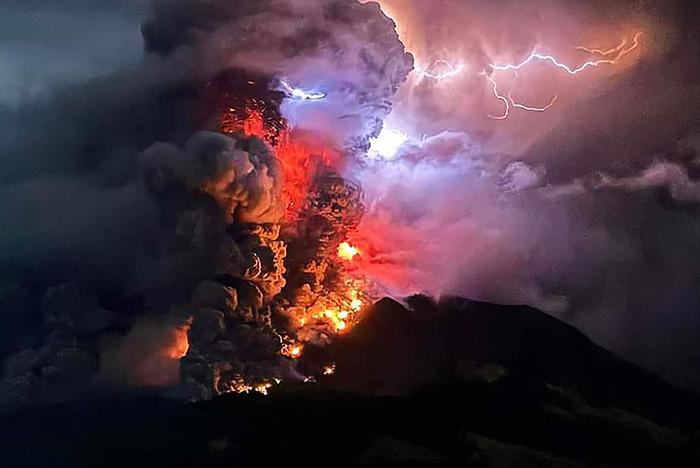印尼鲁昂火山多次喷发 火光冲天