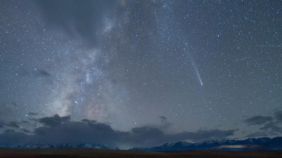 西藏羊八井：紫金山—阿特拉斯彗星与银河同框