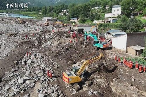 中国安能重型装备进入甘肃榆中受灾村庄展开深度搜救